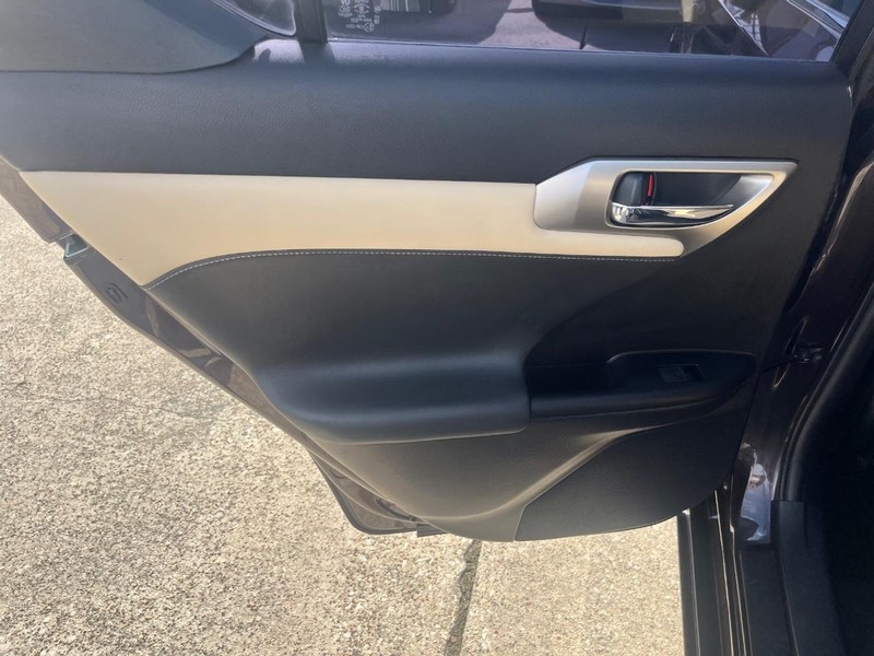 Lexus CT 200h Vehicle Full-screen Gallery Image 19