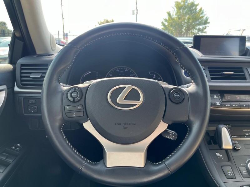 Lexus CT 200h Vehicle Full-screen Gallery Image 20