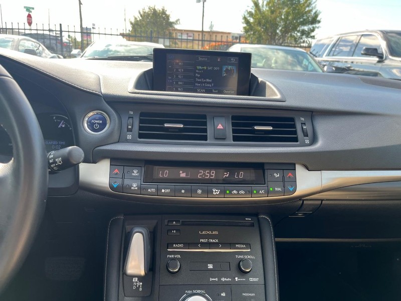 Lexus CT 200h Vehicle Full-screen Gallery Image 22