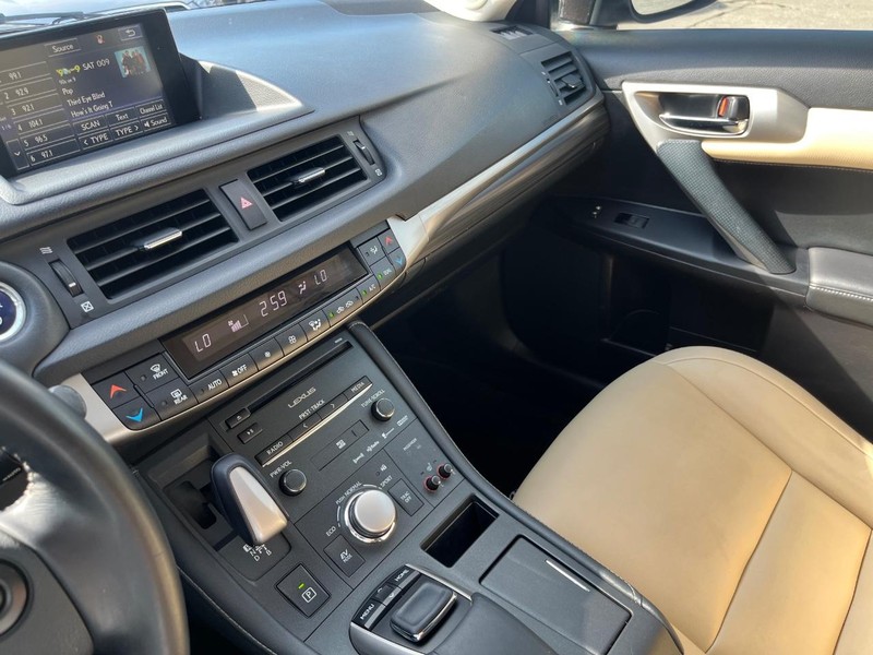 Lexus CT 200h Vehicle Full-screen Gallery Image 25