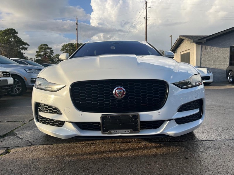 Jaguar XE Vehicle Full-screen Gallery Image 02