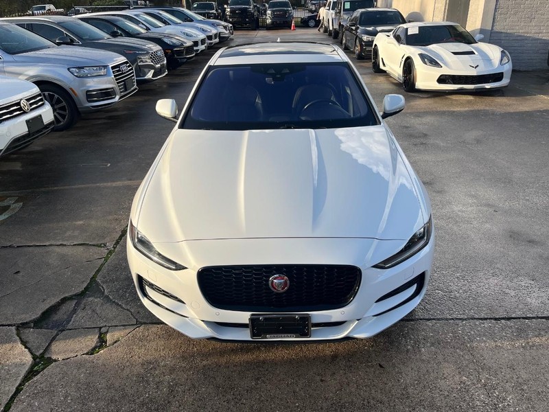 Jaguar XE Vehicle Full-screen Gallery Image 03