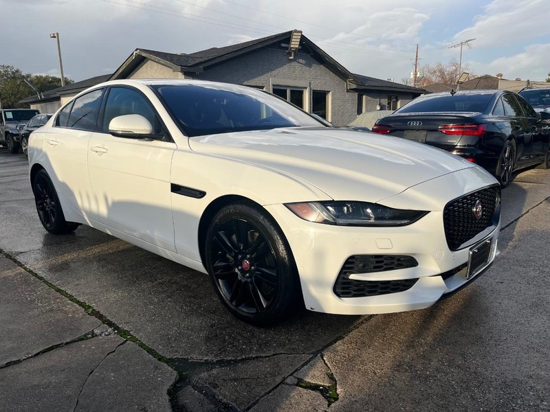 Jaguar XE Vehicle Full-screen Gallery Image 04