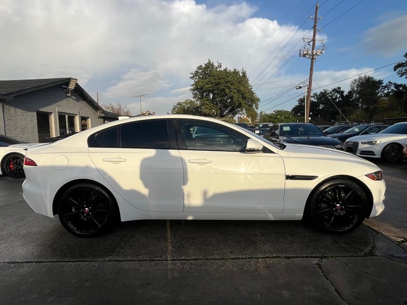 Jaguar XE Vehicle Full-screen Gallery Image 05