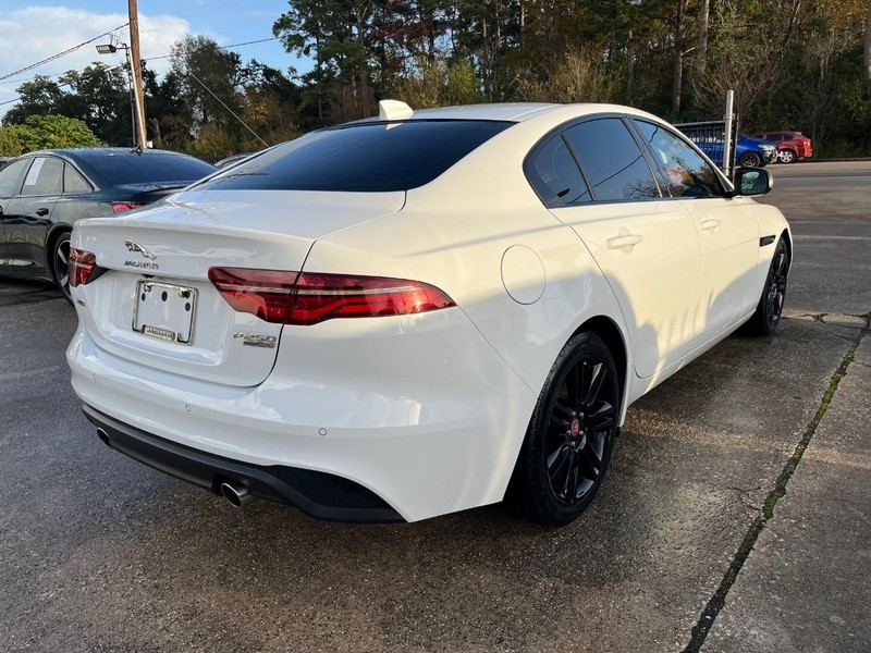 Jaguar XE Vehicle Full-screen Gallery Image 06