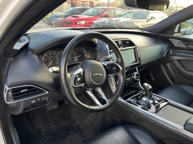 Jaguar XE Vehicle Full-screen Gallery Image 10