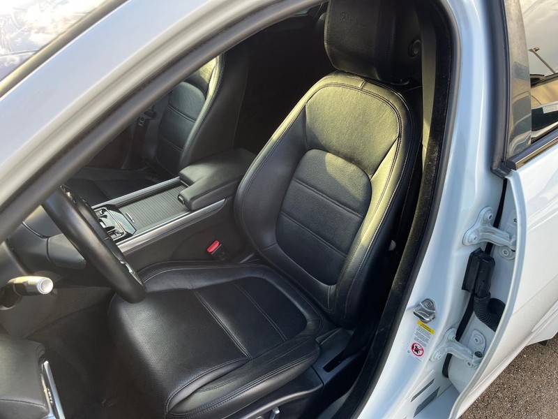 Jaguar XE Vehicle Full-screen Gallery Image 11
