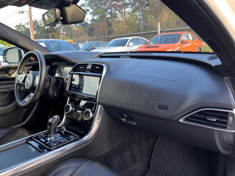 Jaguar XE Vehicle Full-screen Gallery Image 12