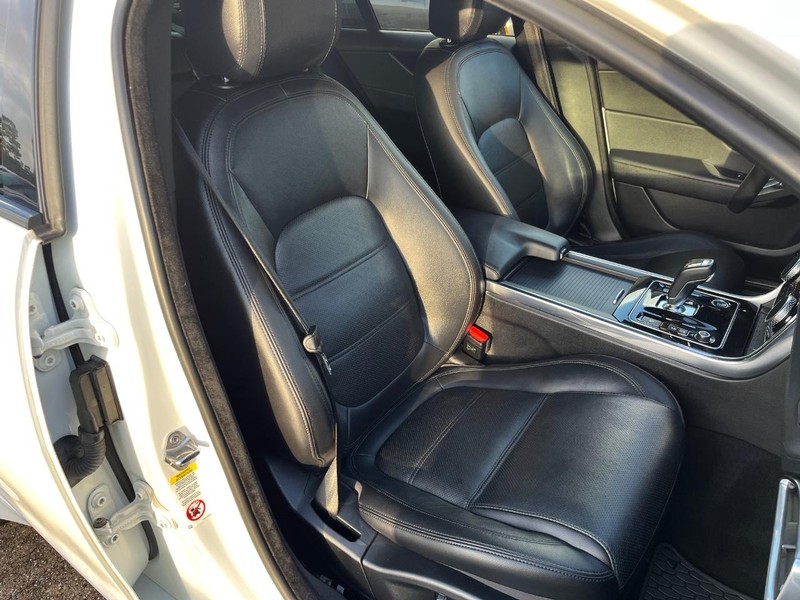 Jaguar XE Vehicle Full-screen Gallery Image 13