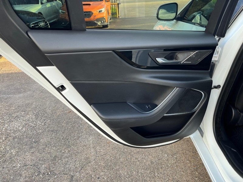 Jaguar XE Vehicle Full-screen Gallery Image 16