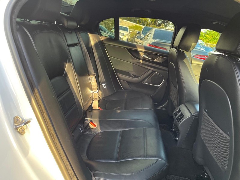 Jaguar XE Vehicle Full-screen Gallery Image 17