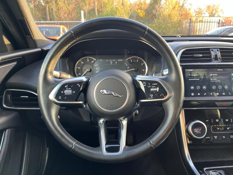 Jaguar XE Vehicle Full-screen Gallery Image 19