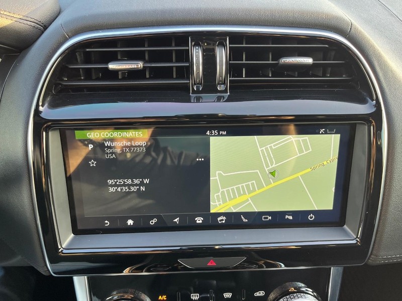 Jaguar XE Vehicle Full-screen Gallery Image 22