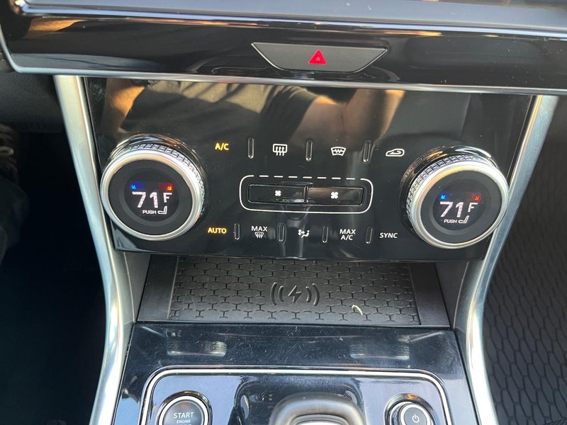 Jaguar XE Vehicle Full-screen Gallery Image 24