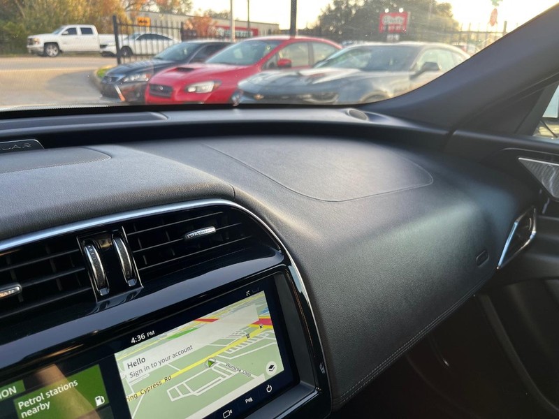 Jaguar XE Vehicle Full-screen Gallery Image 26