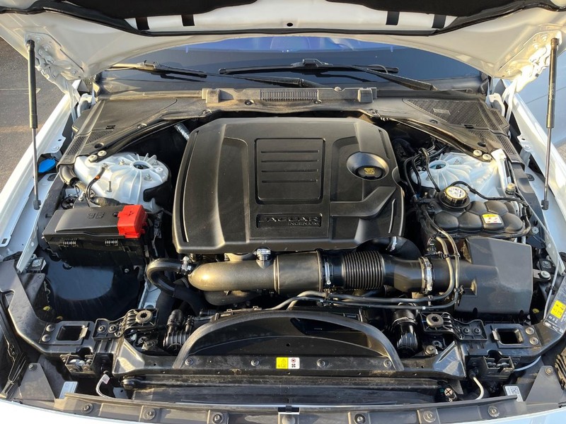 Jaguar XE Vehicle Full-screen Gallery Image 28