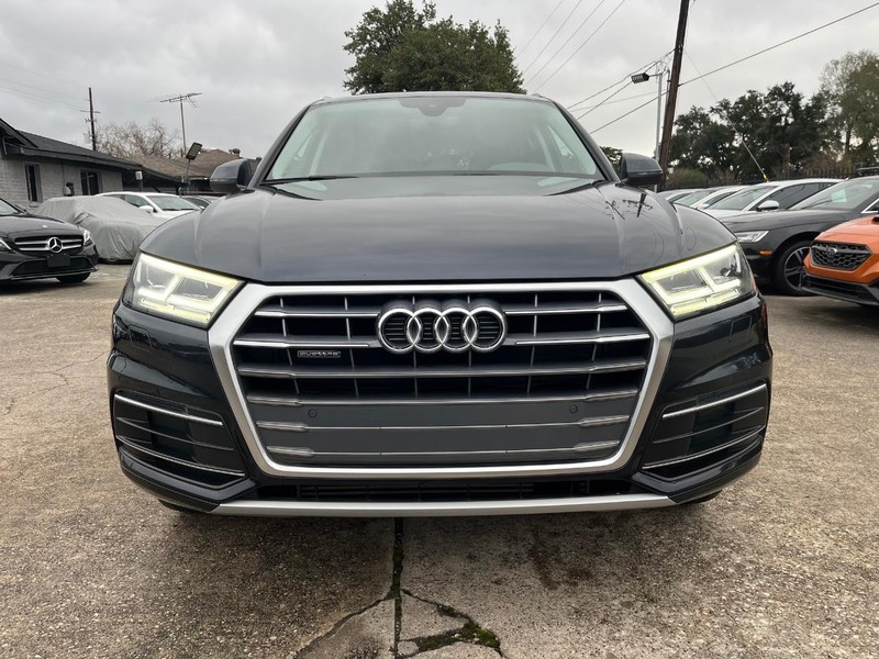 Audi Q5 Vehicle Full-screen Gallery Image 02