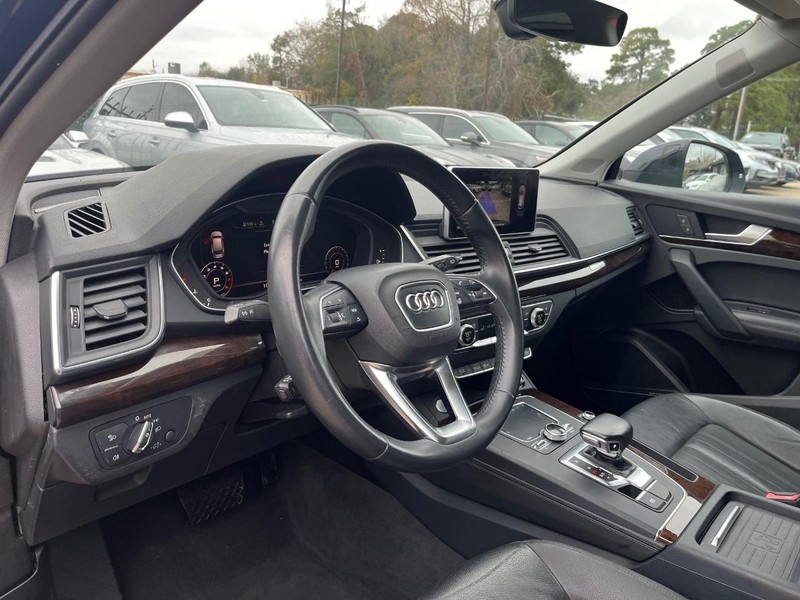 Audi Q5 Vehicle Full-screen Gallery Image 10