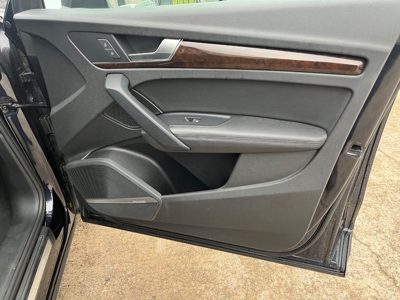 Audi Q5 Vehicle Full-screen Gallery Image 15