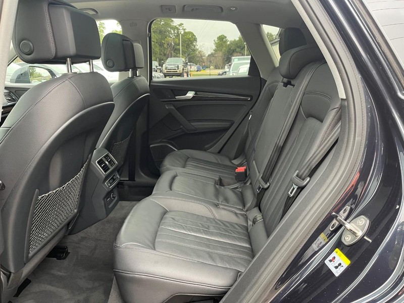 Audi Q5 Vehicle Full-screen Gallery Image 18