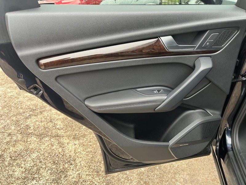 Audi Q5 Vehicle Full-screen Gallery Image 19