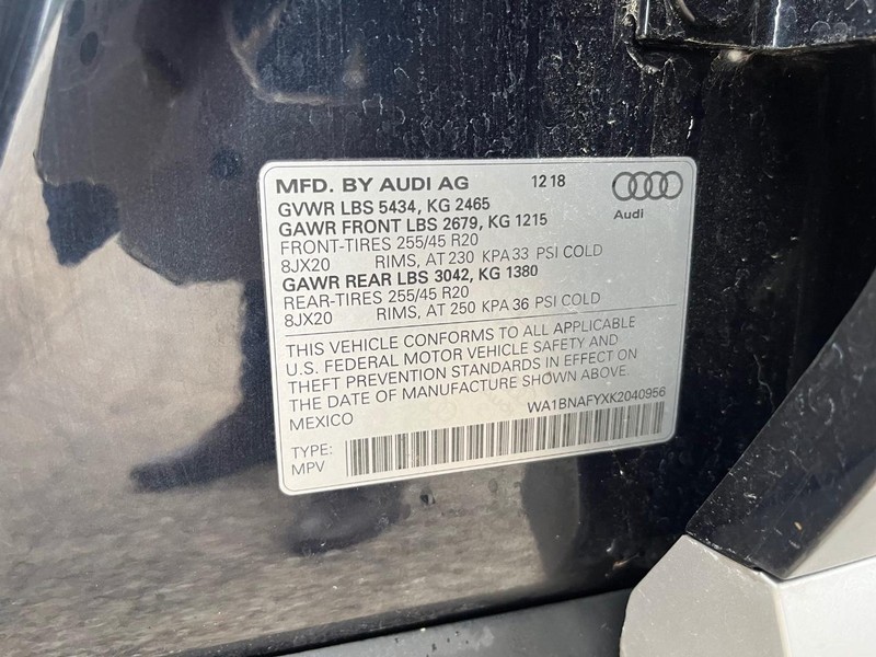 Audi Q5 Vehicle Full-screen Gallery Image 30