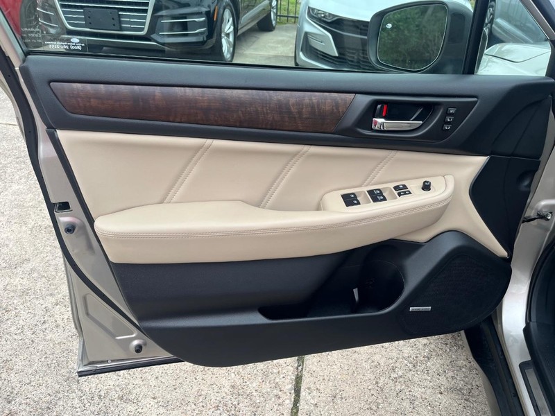 Subaru Outback Vehicle Full-screen Gallery Image 12