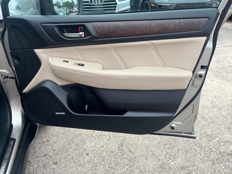 Subaru Outback Vehicle Full-screen Gallery Image 15