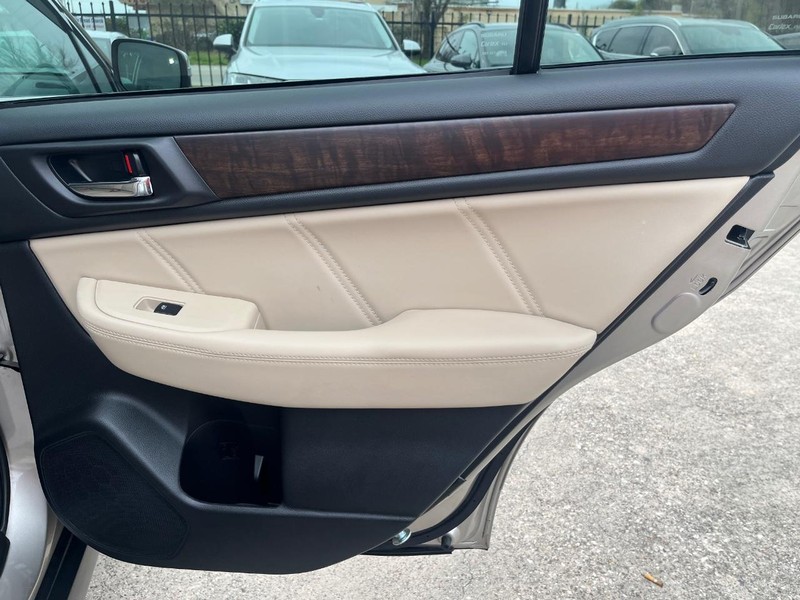 Subaru Outback Vehicle Full-screen Gallery Image 17