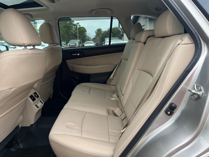 Subaru Outback Vehicle Full-screen Gallery Image 18