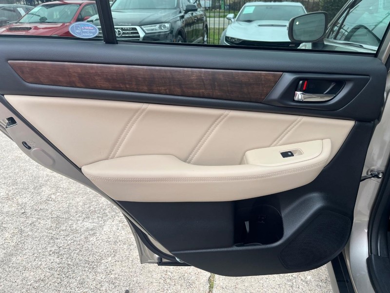 Subaru Outback Vehicle Full-screen Gallery Image 19