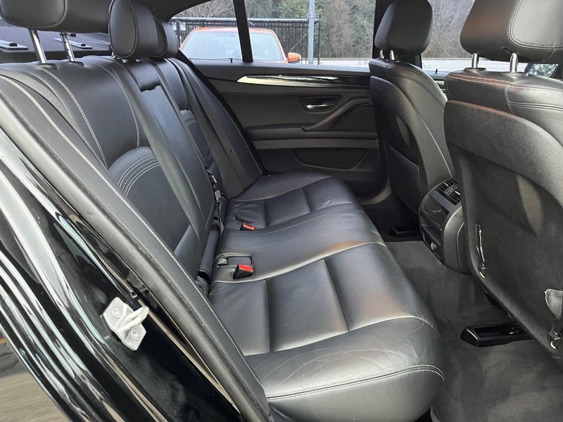 BMW 535i Vehicle Full-screen Gallery Image 16