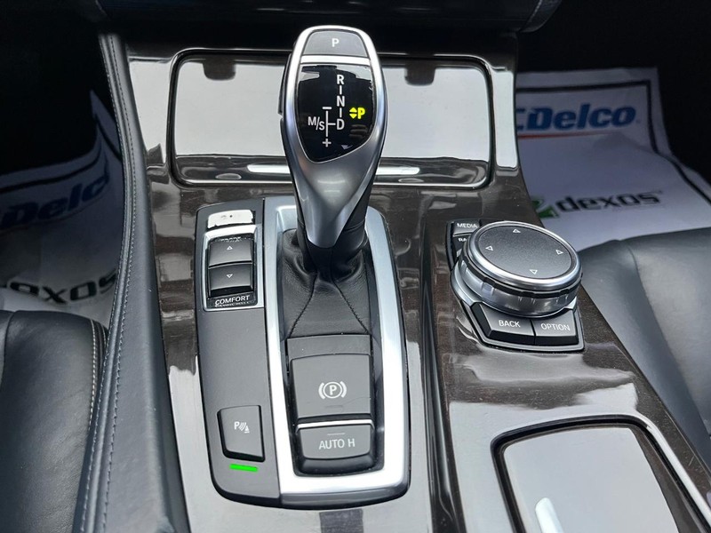 BMW 535i Vehicle Full-screen Gallery Image 25