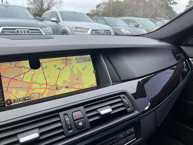 BMW 535i Vehicle Full-screen Gallery Image 26