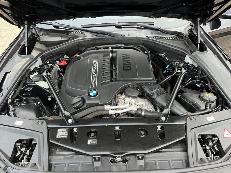 BMW 535i Vehicle Full-screen Gallery Image 29