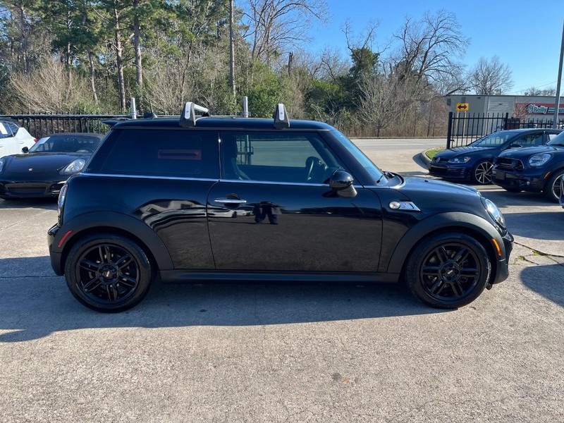 MINI Cooper Hardtop Vehicle Full-screen Gallery Image 05