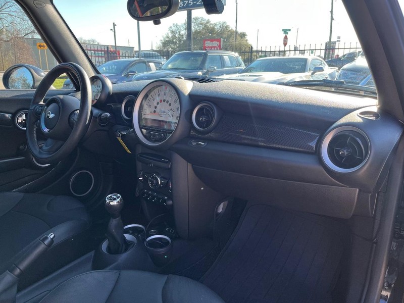 MINI Cooper Hardtop Vehicle Full-screen Gallery Image 13