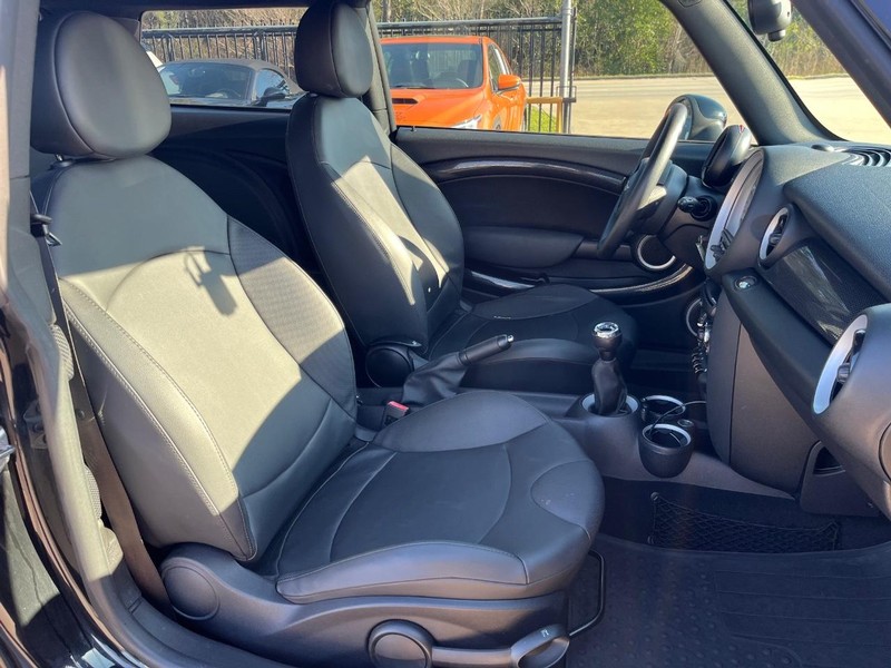 MINI Cooper Hardtop Vehicle Full-screen Gallery Image 14