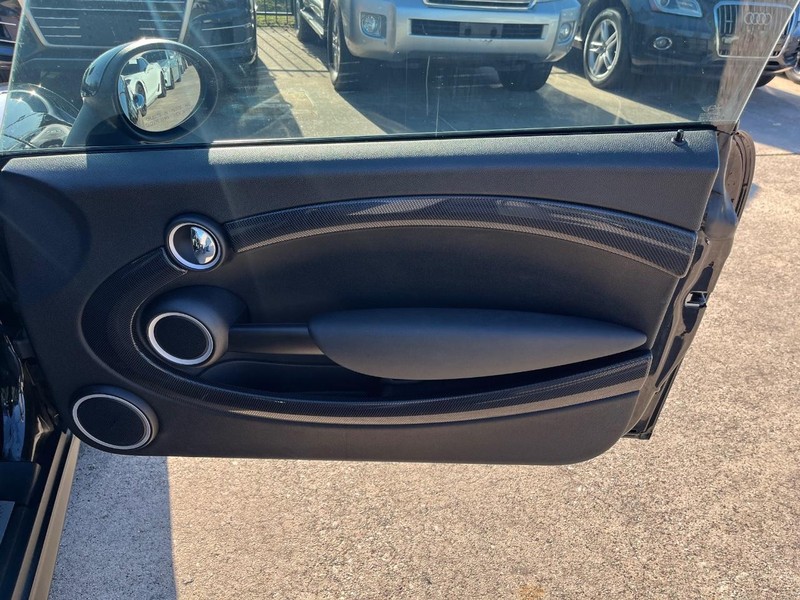 MINI Cooper Hardtop Vehicle Full-screen Gallery Image 15