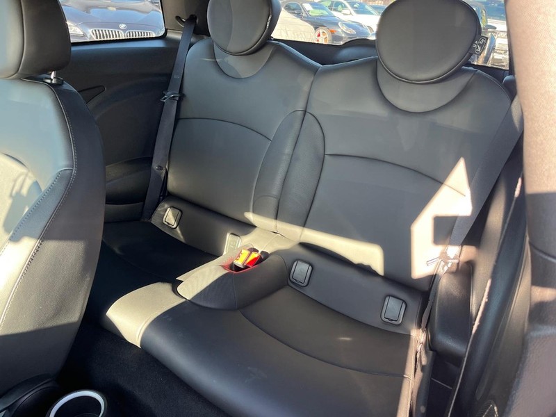 MINI Cooper Hardtop Vehicle Full-screen Gallery Image 16