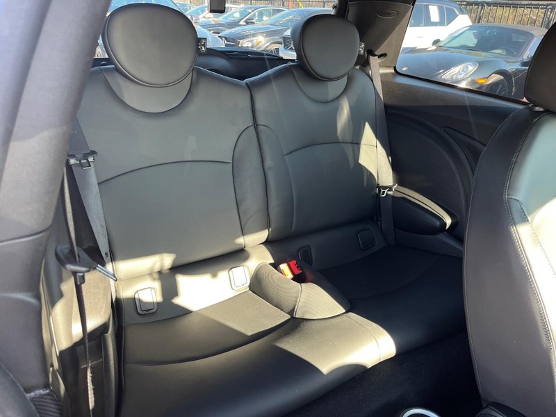 MINI Cooper Hardtop Vehicle Full-screen Gallery Image 17