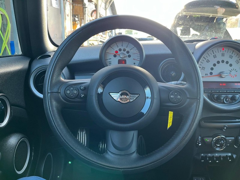 MINI Cooper Hardtop Vehicle Full-screen Gallery Image 18