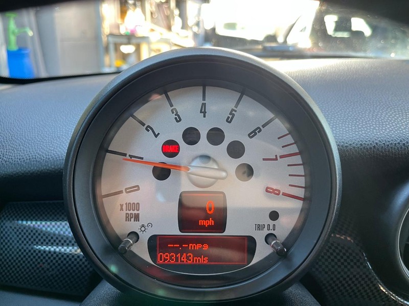 MINI Cooper Hardtop Vehicle Full-screen Gallery Image 19