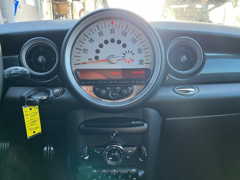 MINI Cooper Hardtop Vehicle Full-screen Gallery Image 21