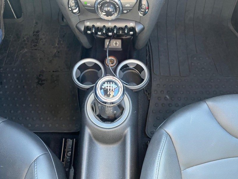 MINI Cooper Hardtop Vehicle Full-screen Gallery Image 22