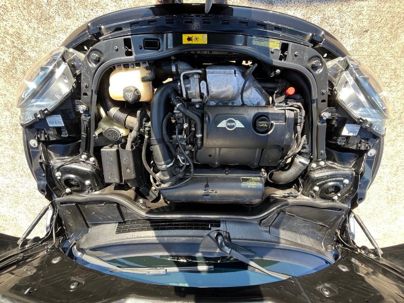 MINI Cooper Hardtop Vehicle Full-screen Gallery Image 23