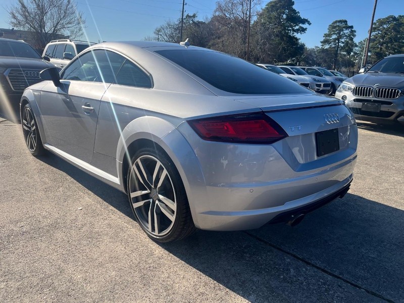 Audi TT Vehicle Full-screen Gallery Image 08