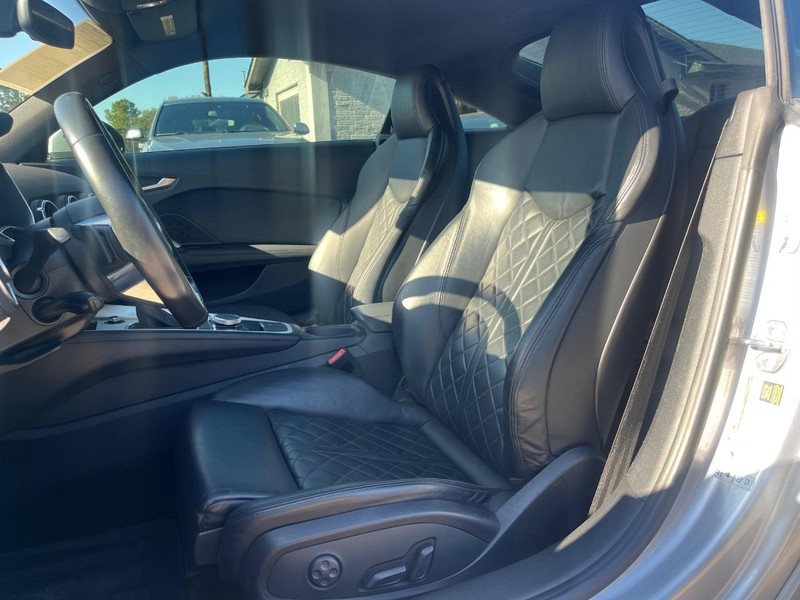 Audi TT Vehicle Full-screen Gallery Image 11