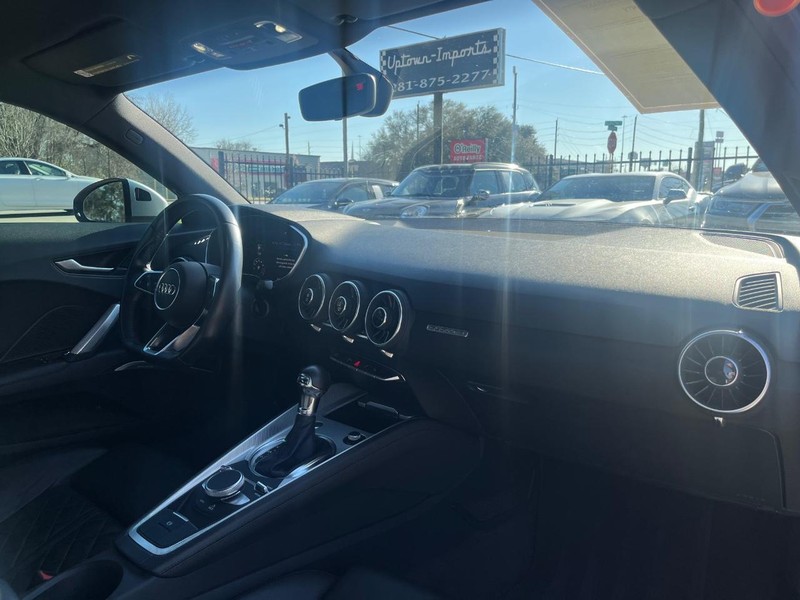 Audi TT Vehicle Full-screen Gallery Image 13