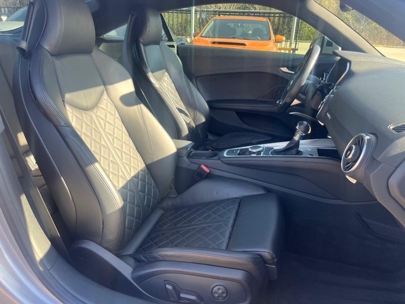Audi TT Vehicle Full-screen Gallery Image 14